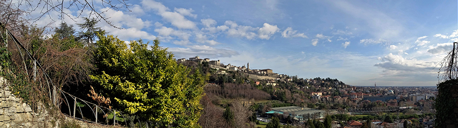 Scaletta delle more, circondata dagli orti e con vista su Città Alta